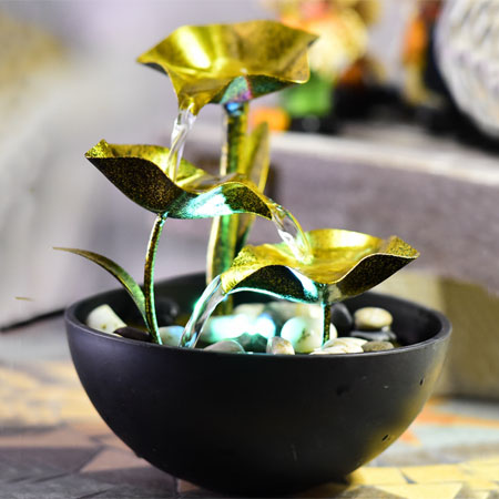 Lotusblatt aus Metall, kleine Wasserfontänen für Zuhause mit farbigen Lichtern