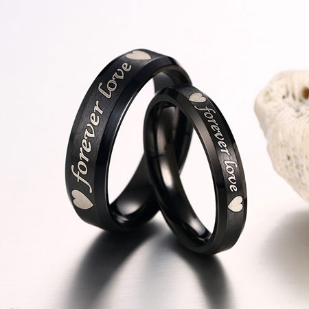 Juegos de anillos de titanio negro grabado Forever Love para hombres y mujeres