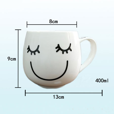 Preciosas tazas de café de cerámica con caras sonrientes felices