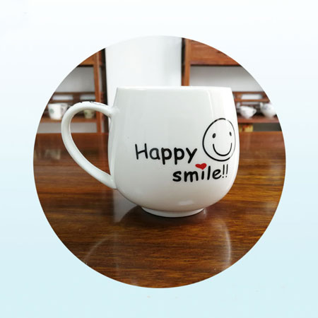 Preciosas tazas de café de cerámica con caras sonrientes felices