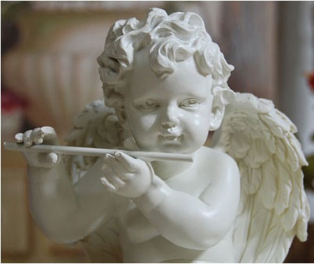Regalos de bautizo para niños con figura de ángel tocando la flauta