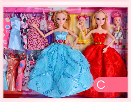 Juguetes de la familia Barbie y Ken disfrazados