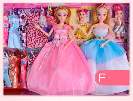 Juguetes de la familia Barbie y Ken disfrazados