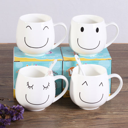 Belles tasses à café en céramique avec des visages souriants heureux