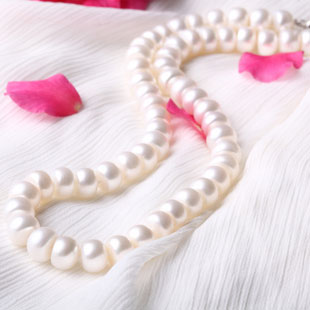 Collier élégant de perles d'eau douce blanches pour maman