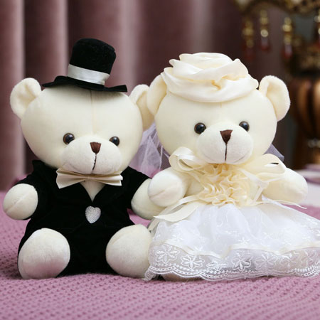 Décoration de mariage sur l'ensemble mignon d'ours de nounours de voiture