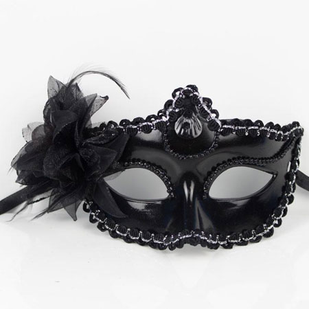 Beaux masques de mascarade vénitiens en plumes de paon
