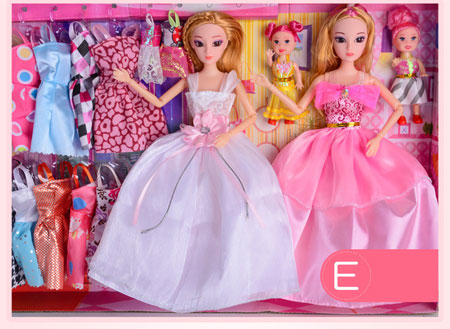 Jouets de la famille Barbie et Ken habillés