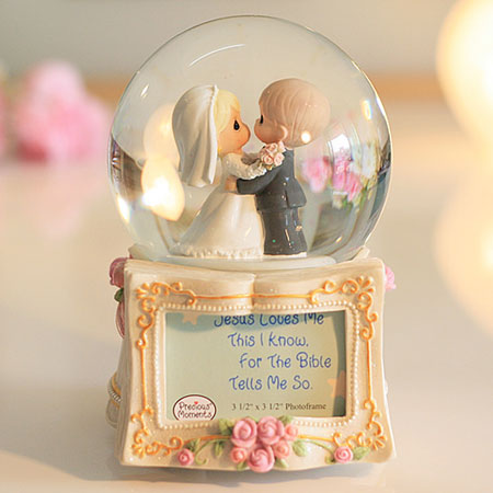Wedding Music Box Gift Kissing Couple Snow Globes