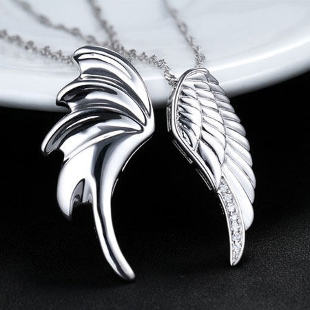 Collane con ali d\'angelo in argento abbinate per uomo e donna