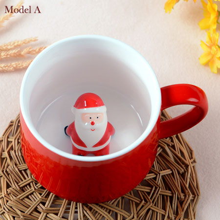 Tazza di Natale cartone animato con una bambola di Natale nella confezione regalo