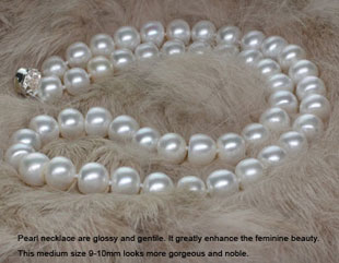 Elegante collana di perle d\'acqua dolce bianche per la mamma