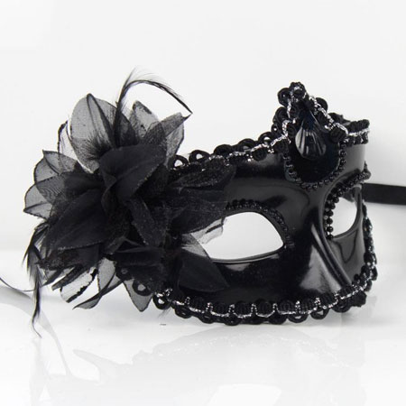 Bellissime maschere veneziane in maschera con piume di pavone