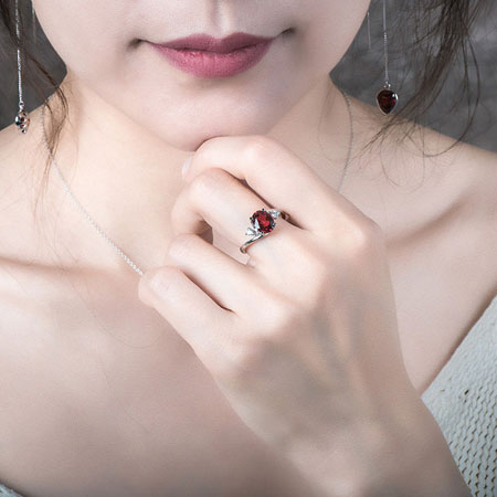 Eleganti anelli di fidanzamento con rubino in argento sterling economici per le donne