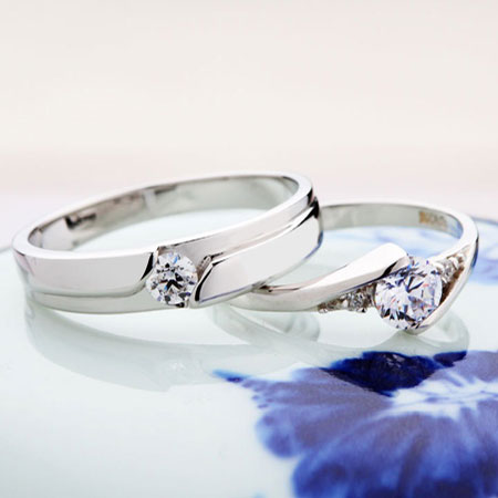 Coppia di anelli di promessa in argento sterling con incisione di zirconi cubici