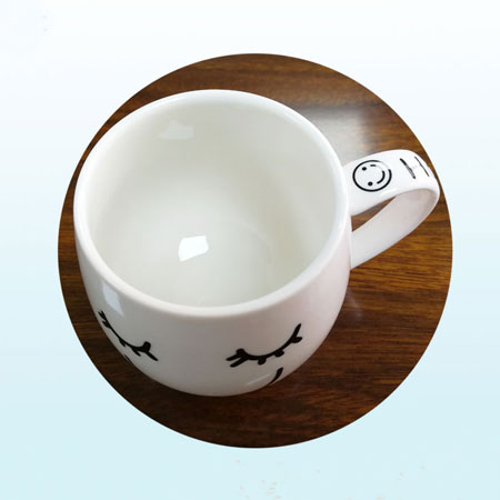 Mooie keramische koffiekopjes met blije glimlachgezichten