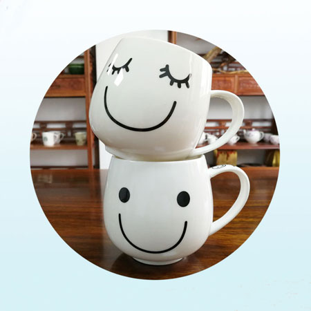 Mooie keramische koffiekopjes met blije glimlachgezichten