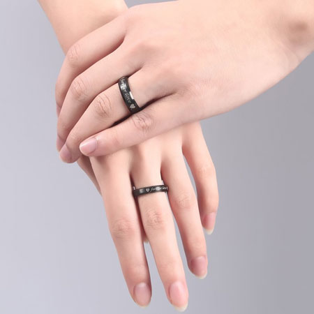 Zestawy grawerowanych czarnych tytanowych pierścionków Forever Love dla kobiet i mężczyzn