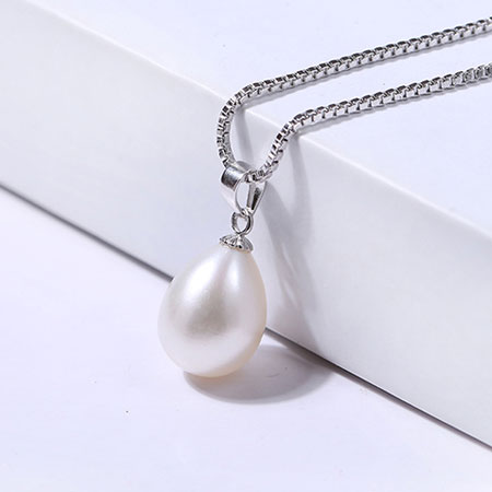 Srebrny naszyjnik z pojedynczą perłą dla kobiet