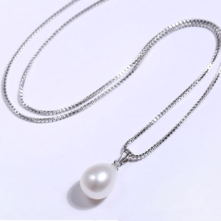 Srebrny naszyjnik z pojedynczą perłą dla kobiet