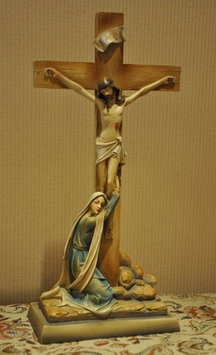 Estatueta de Jesus Cristo do Calvário na Cruz de Presentes Cristãos