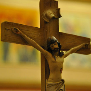 Estatueta de Jesus Cristo do Calvário na Cruz de Presentes Cristãos