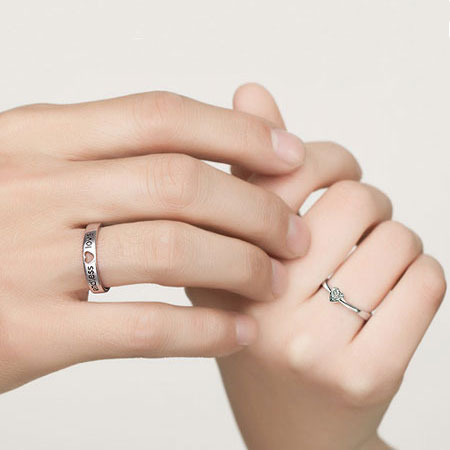 Conjuntos de anéis de casamento dele e dela em prata esterlina com gravura de coração