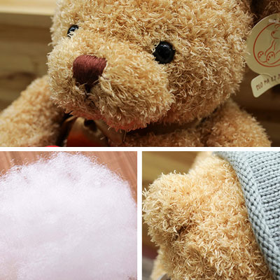Urso de pelúcia rosa suave e chocolate com cabelos crespos