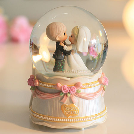 Globo de neve musical de casal se beijando caixa de música para casamento