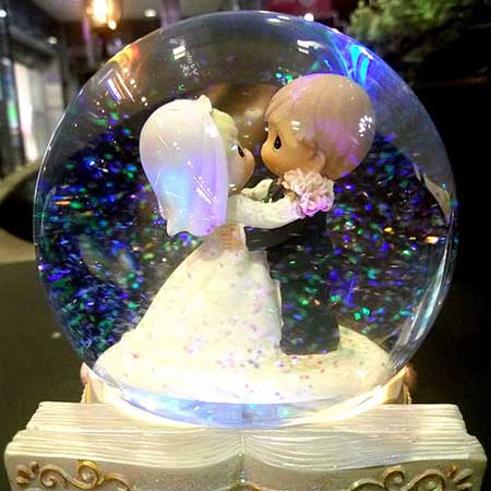 Globo de neve musical de casal se beijando caixa de música para casamento