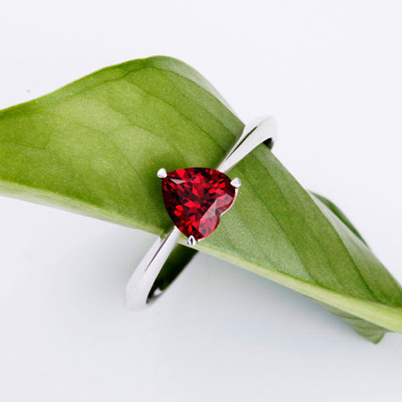 Серебряное кольцо-обещание с камнем-гранатом в форме сердца для женщин