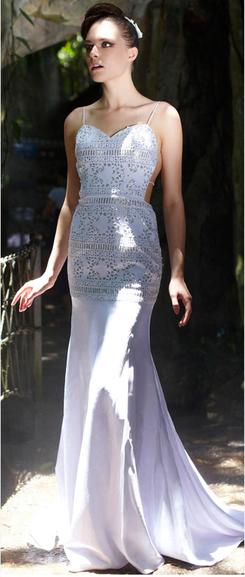 Блестящее белое длинное платье-спагетти с открытой спиной и русалкой