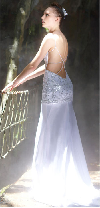 Блестящее белое длинное платье-спагетти с открытой спиной и русалкой
